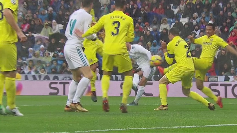 Posible mano del Villarreal dentro del área a tiro de Isco