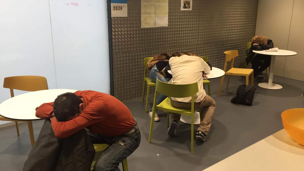 Varios toxicómanos que acaban de inyectarse en la sala de venopunción Baluard (Barcelona)