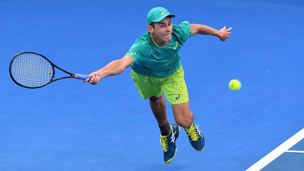 De Miñaur, intentando restar un saque de Feliciano López en Sídney.