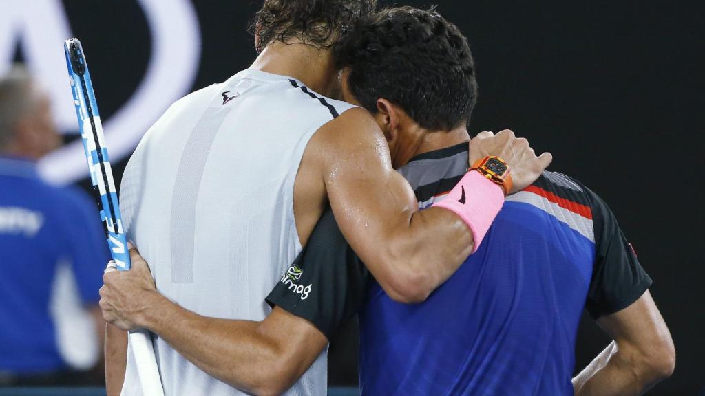 Nadal, abrazándose a Estrella Burgos tras la victoria.