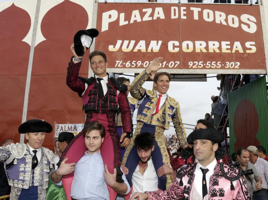 Los toreros salen por la puerta grande en  la feria taurina de Palma del Río 2017.