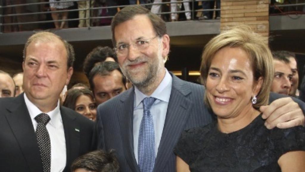 Ana María Cordón junto al presidente Mariano Rajoy y su marido.