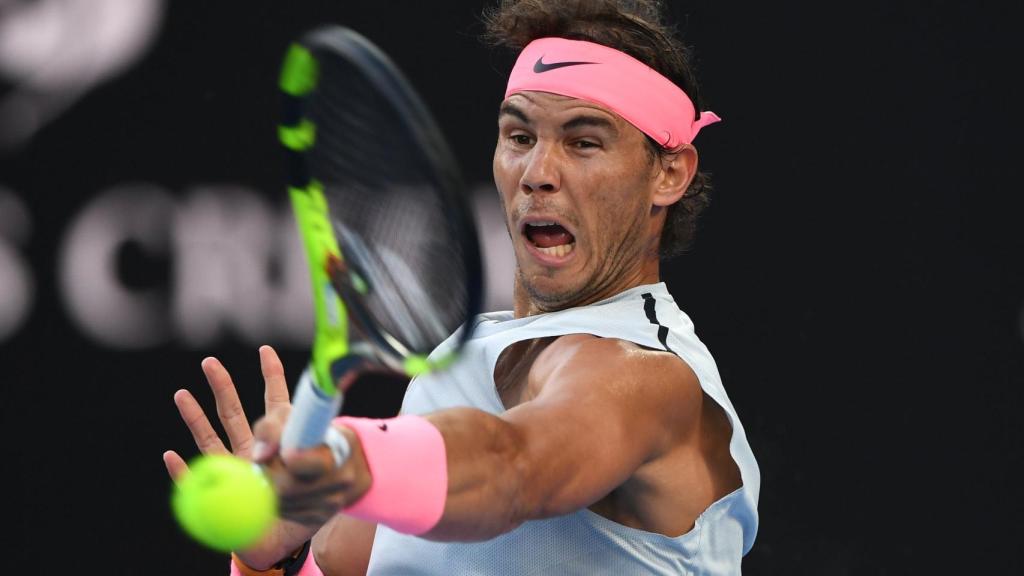 Nadal, golpeando una derecha ante Estrella Burgos.