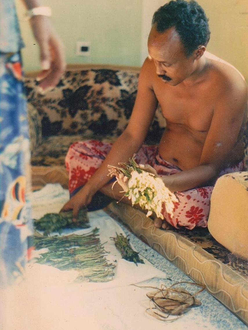 Un hombre prepara khat en Mogadiscio, Somalia