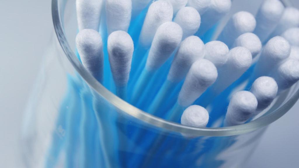 Bastoncillos para los oídos.