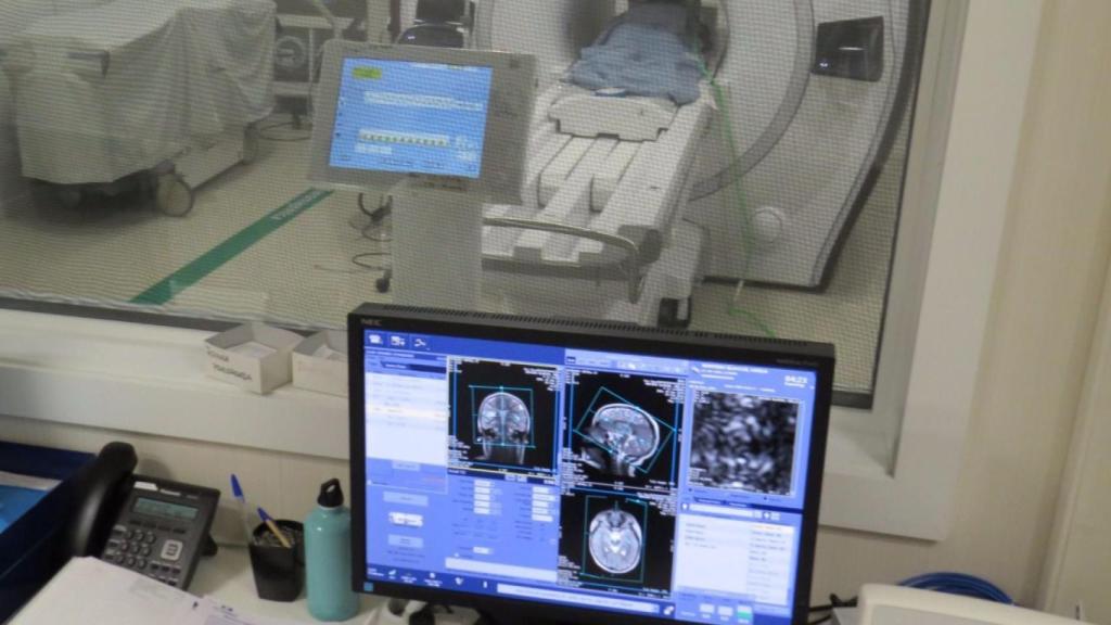 Imagen del ordenador y, de fondo, la máquina de ultrasonidos que se emplea para las intervenciones mediante HIFU.