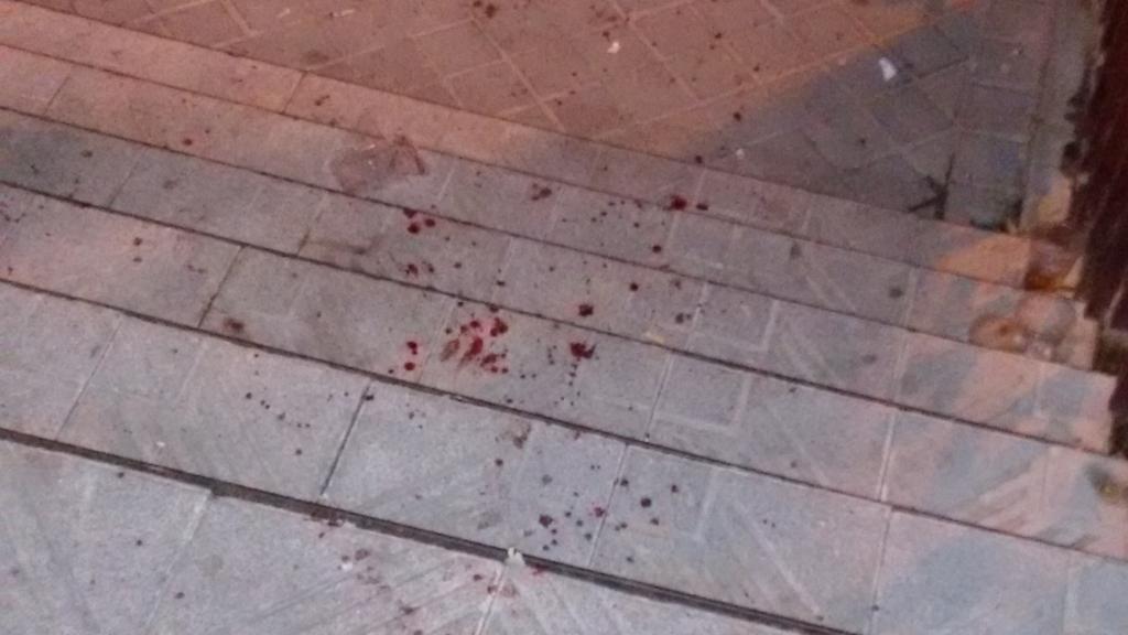 El lugar de los hechos, con manchas de sangre.