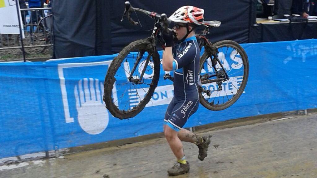 Borja Gómez justo antes de cruzar la meta del Campeonato de España de ciclocross.