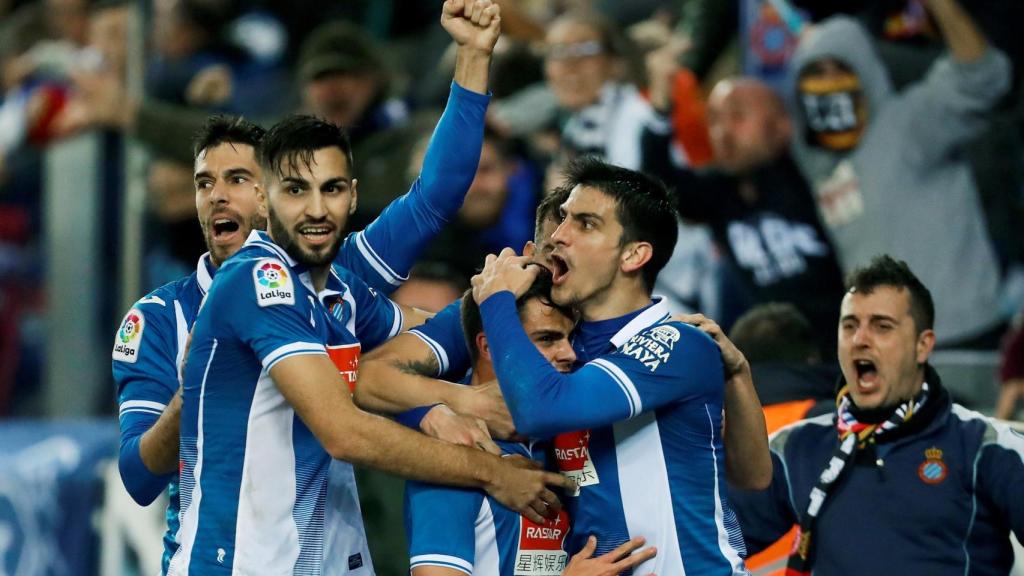 Los jugadores del Espanyol celebran su gol al Barcelona.