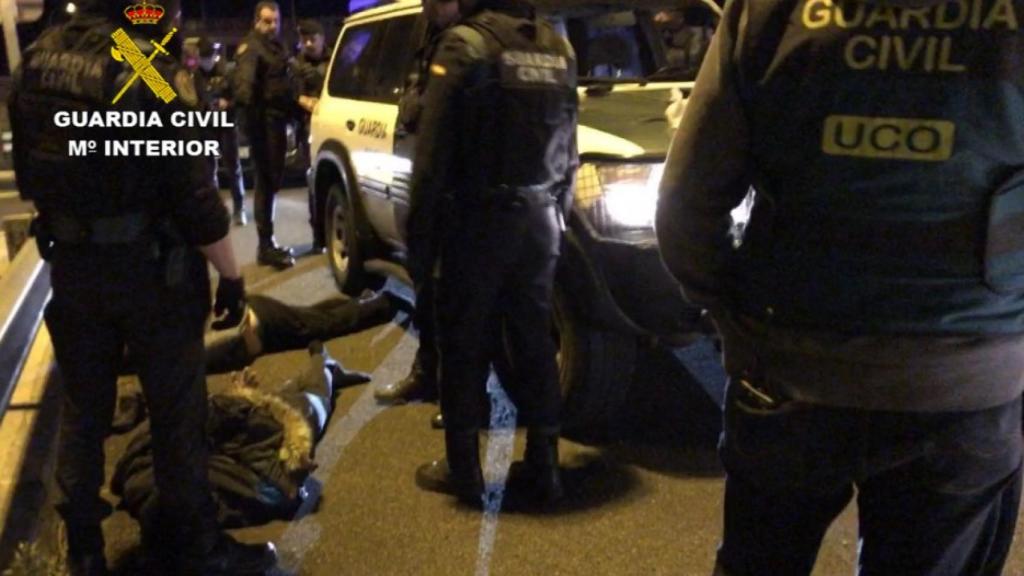 Momento en el que la Guardia civil detiene a los captores del vecino de Rentería.