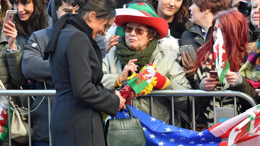 Meghan se acercó a la zona donde esperaban sus paisanos estadounidenses.