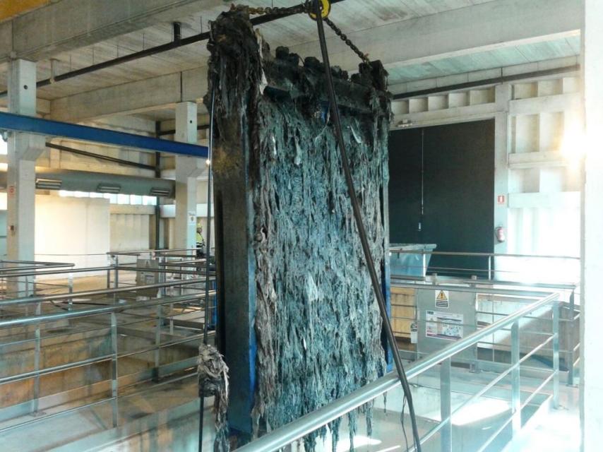 Los restos de toallitas y otros residuos llegan a la estación de bombeo del barrio de Ocouto de la capital Orensana.