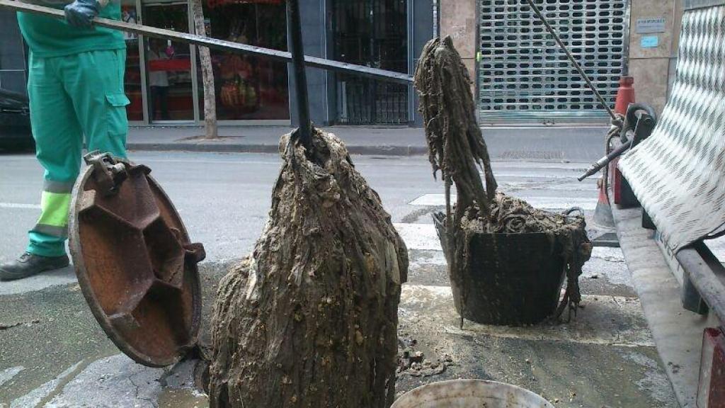 Operarios de Hidrogea trabajan en un atranque en Marqués  de Corbera en pleno centro de Murcia.