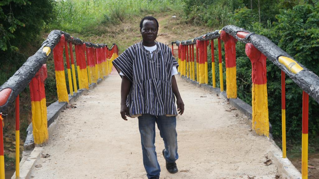 El rey Bansah se encarga de la construcción de centros educativos, sanitarios y puentes en su tierra