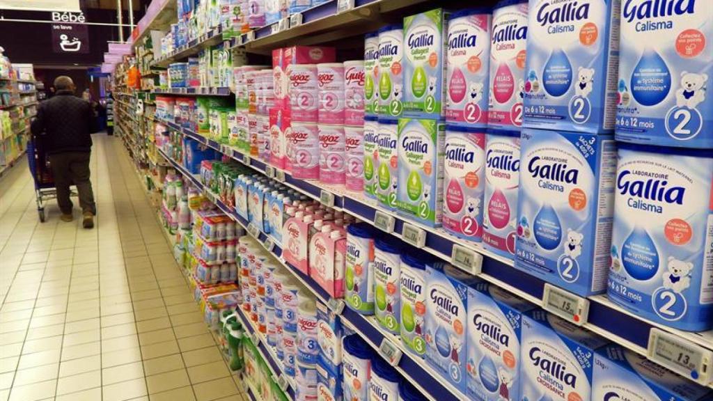 Un supermercado con estantes llenos de productos de Lactalis.