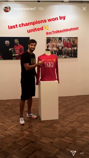 El guiño de un amigo íntimo de Cristiano al United desata los rumores