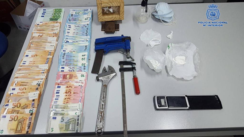 En la intervención se hallaron 30 gramos de cocaína y 7.000 euros.