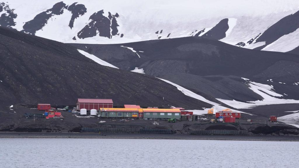 La base Gabriel de Castilla se ubica en la isla Decepción, en el archipiélago de las Shetland del Sur, a unos 100 kilómetros del continente antártico.