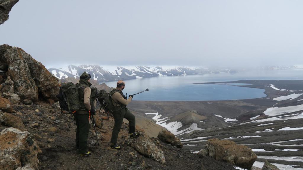 El 60% de la isla Decepción está cubierta por glaciares que a veces han sido cubiertos por materiales sólidos generados en erupciones.