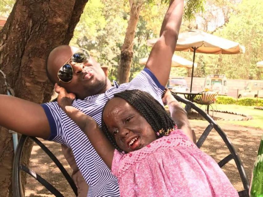 Mibaku, marido de la broker salmantina, y la niña adoptada por ambos.