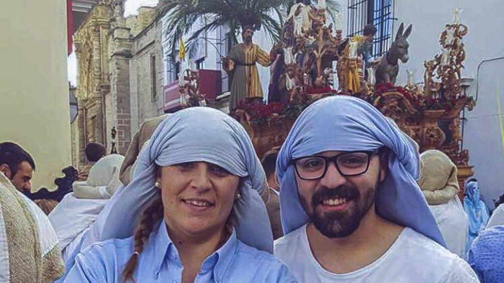 Maika junto a un compañero costalero ante el paso de la Borriquita.