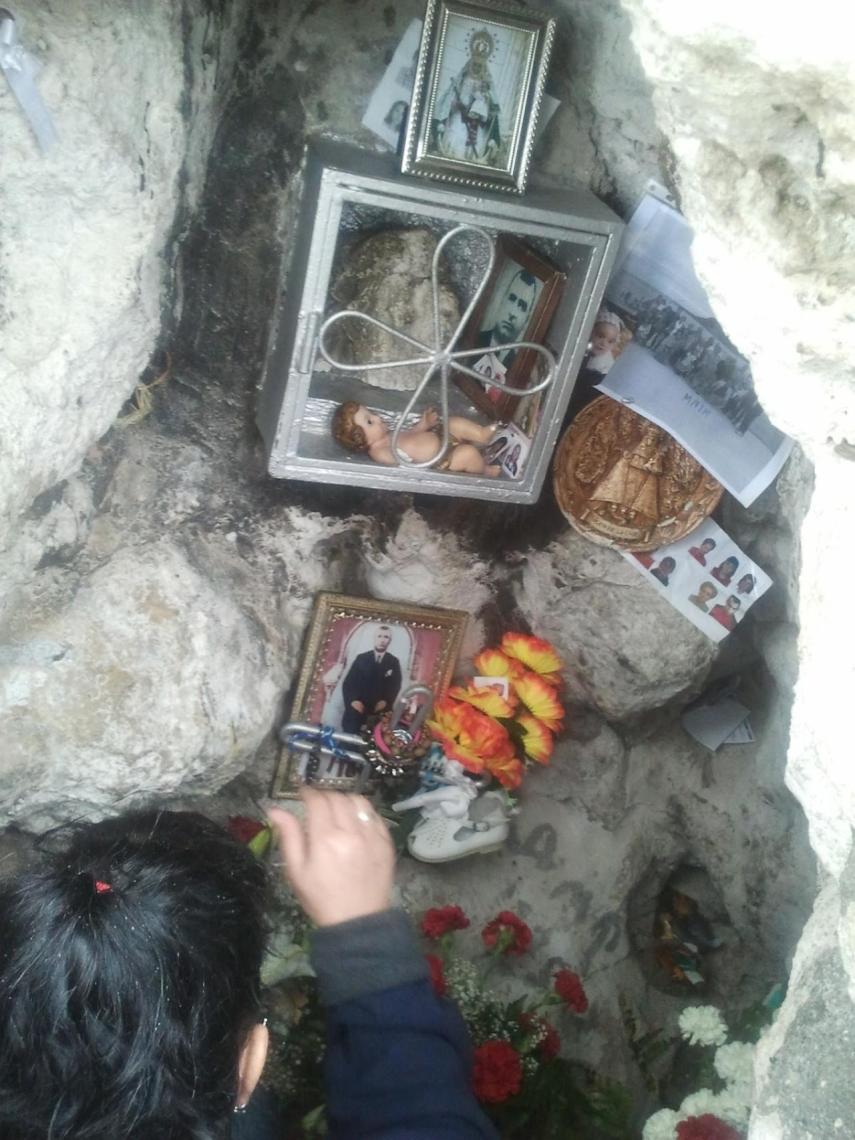 Cueva en la que se veía orar al santo Custodio. Hoy es lugar de peregrinación para quien cree en sus milagros.