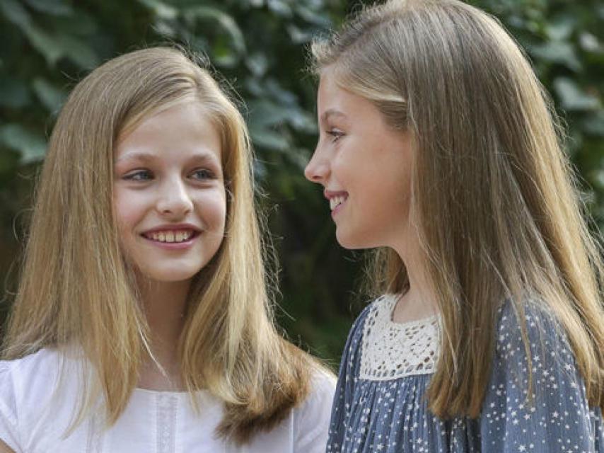 La princesa Leonor con su hermana, durante el tradicional posado en Marivent.  Gtres