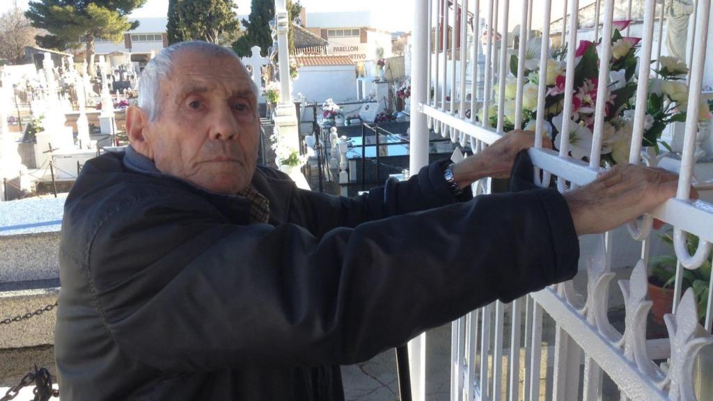 Como este anciano, todavía hay quien visita la tumba del santo Custodio a diario. Antaño era costumbre tumbarse sobre la sepultura para tratar de sanarse.