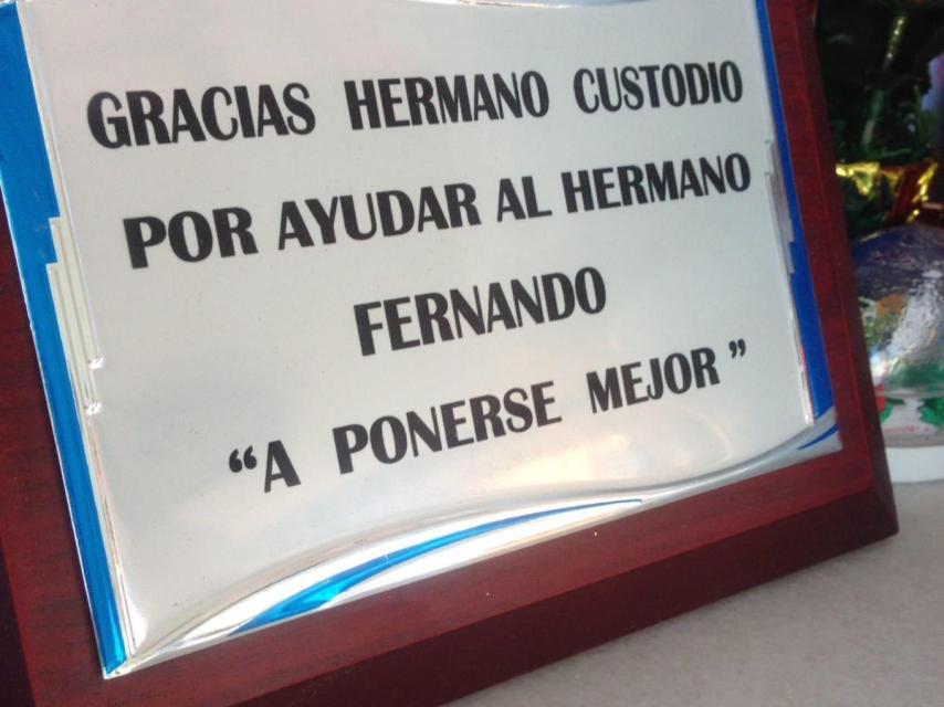 Algunos devotos del santo Custodio dejan junto a su tumba flores o pequeñas placas en agradecimiento a la ayuda recibida.