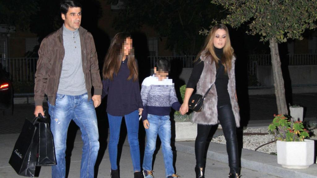 esulín junto a María José y sus hijos.