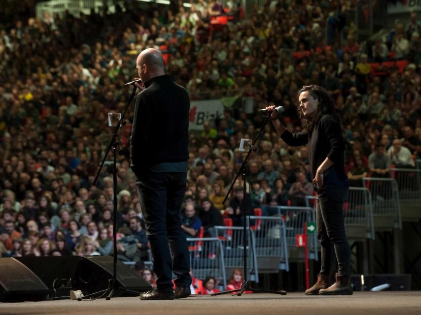 Maialen cantando con el finalista y segundo clasificado del campeonato, Aitor Mendiluze.