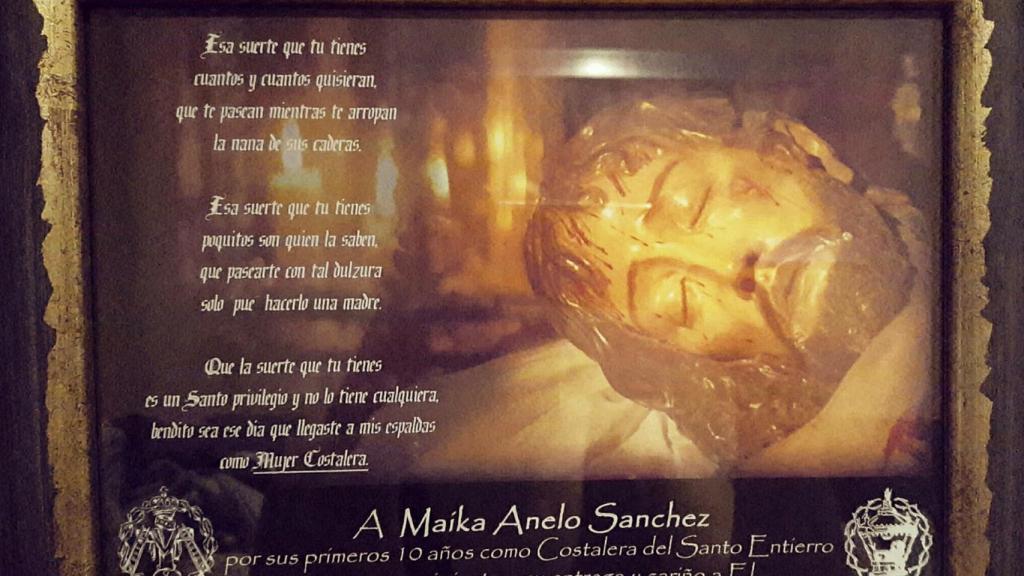 Reconocimiento en el pasado año de la Hermandad del Santo entierro ante los diez años de Maika como costalera de dicha Hermandad.