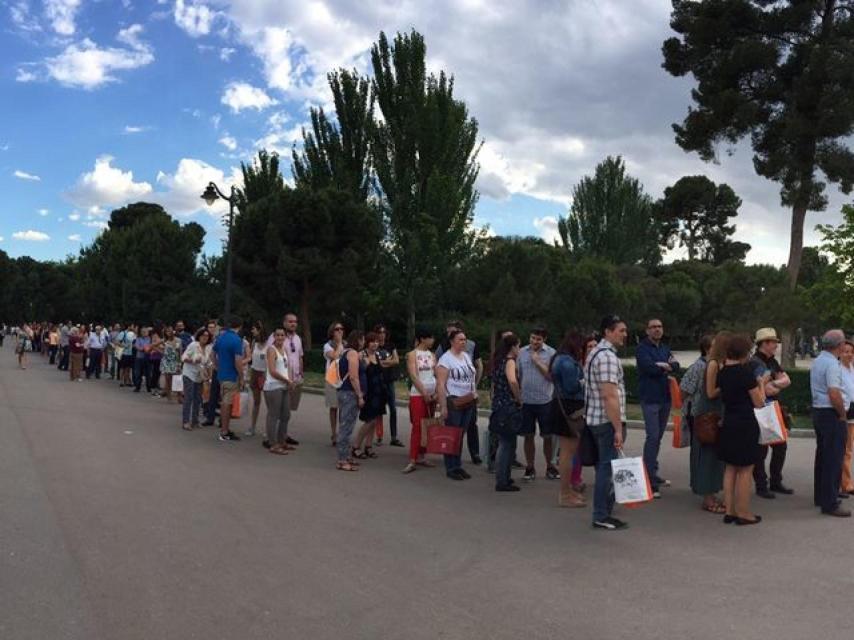 Filas para firmas en la Feria del Libro de Madrid.