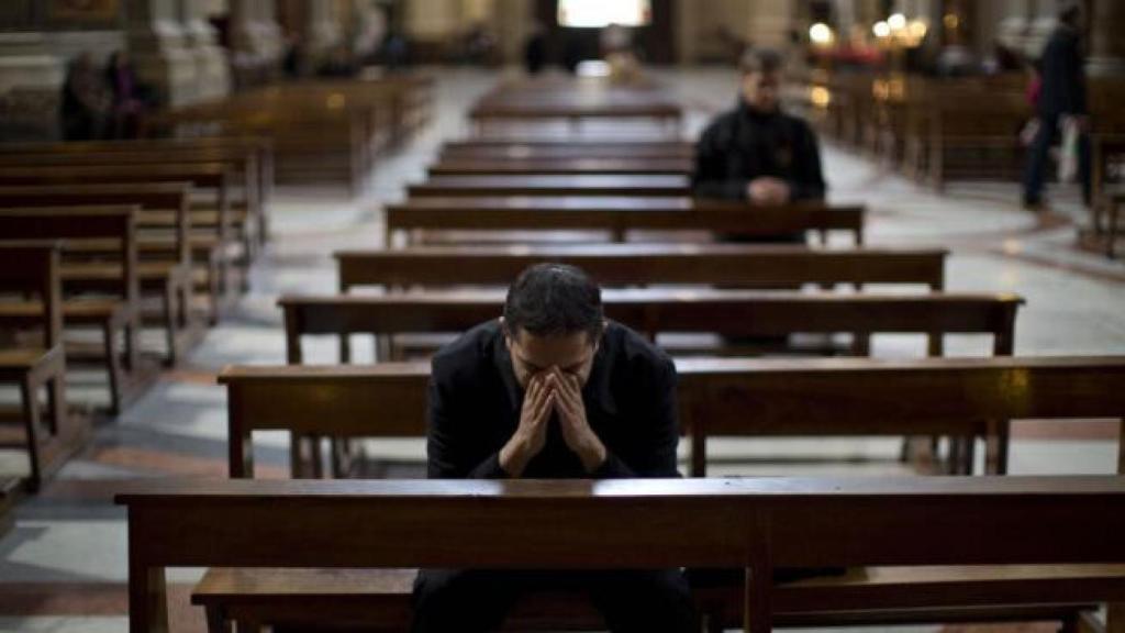 rezando-en-bancos