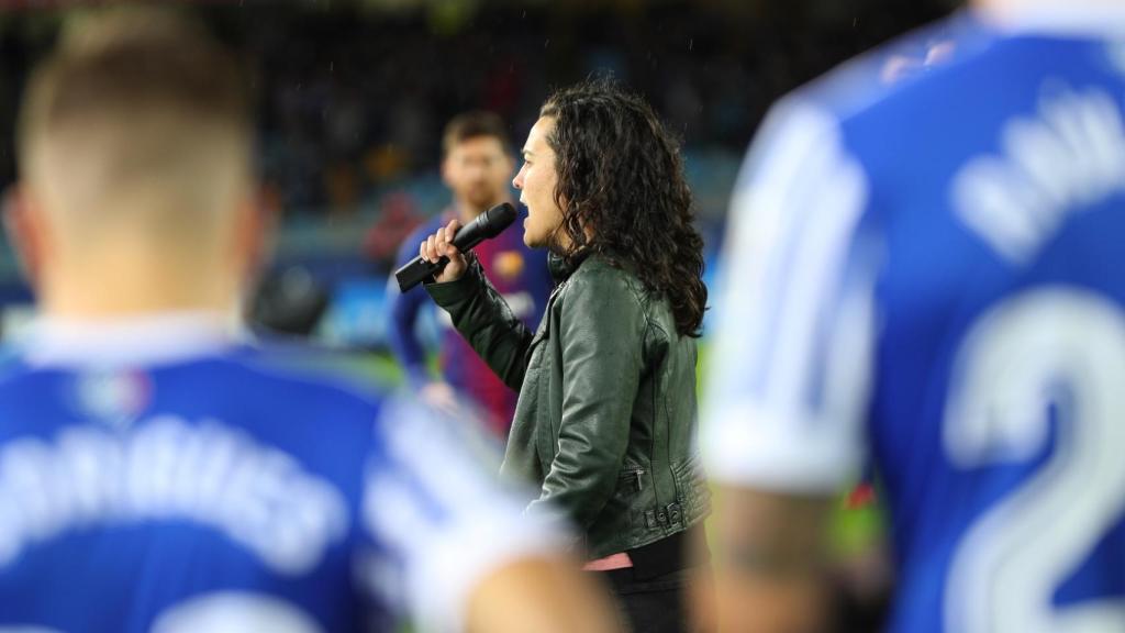 Maialen Lujanbio canta en Anoeta, ante la atenta mirada del astro argentino del Barça.