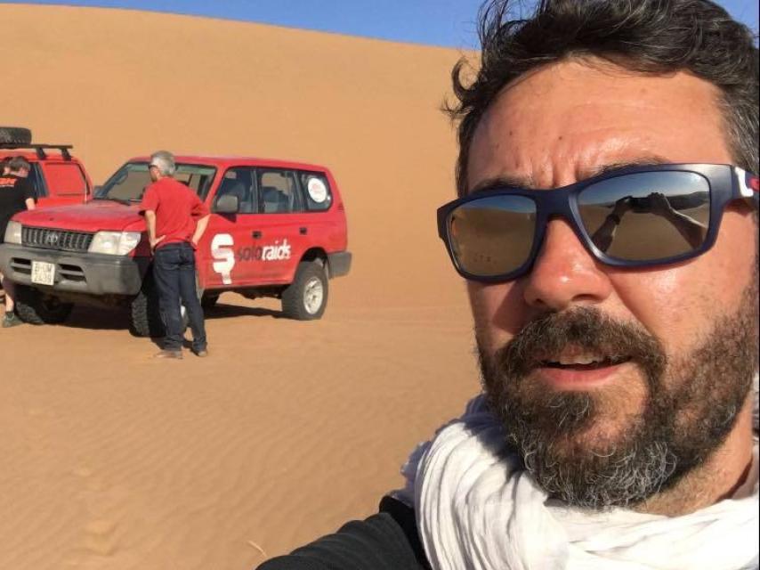 Es amante de las motocicletas y participa en rallies clásicos.