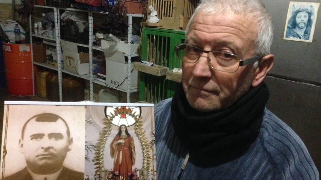 Francisco, al que se le conoce como santo Martillo, dice que tiene el don de sanar a personas desde hace 19 años, cuando vio a la Virgen de Fátima. Cuenta que es el relevo de otros taumaturgos de la zona, como el santo Custodio, cuya imagen sostiene en las manos.