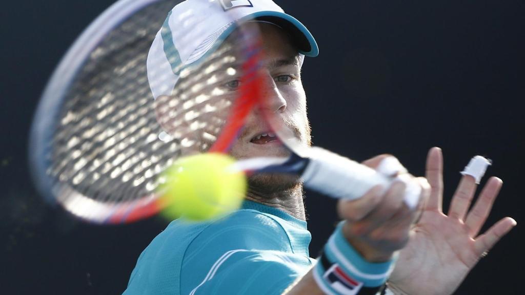 Schwartzman, golpeando una derecha en el Abierto de Australia.