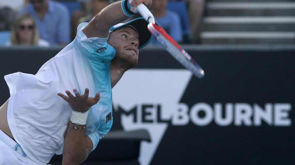 Schwartzman, al saque en un partido en Melbourne.