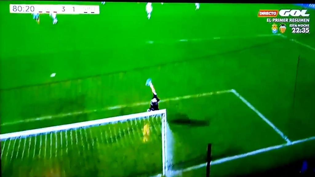 Momento en el que el balón se cuela en la portería.