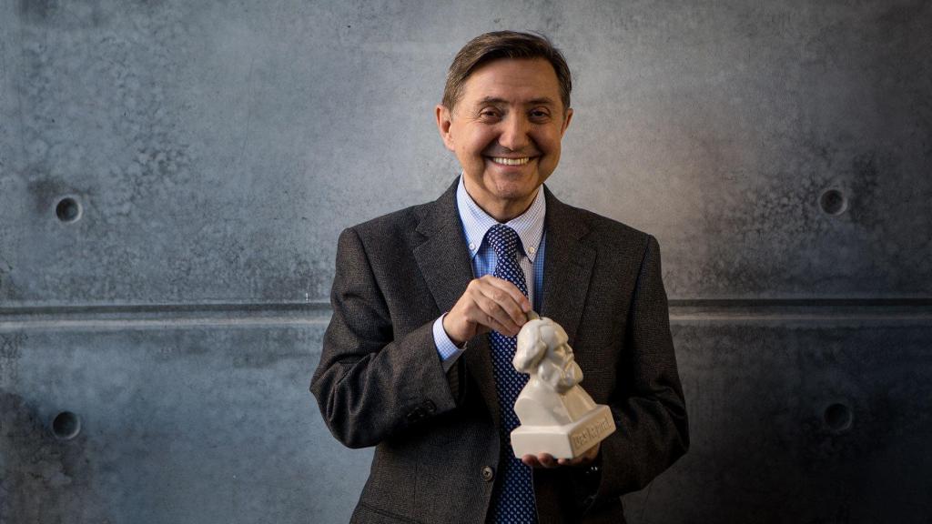 Jiménez Losantos introduce un euro en una hucha con la efigie de Marx. /  Moeh Atitar