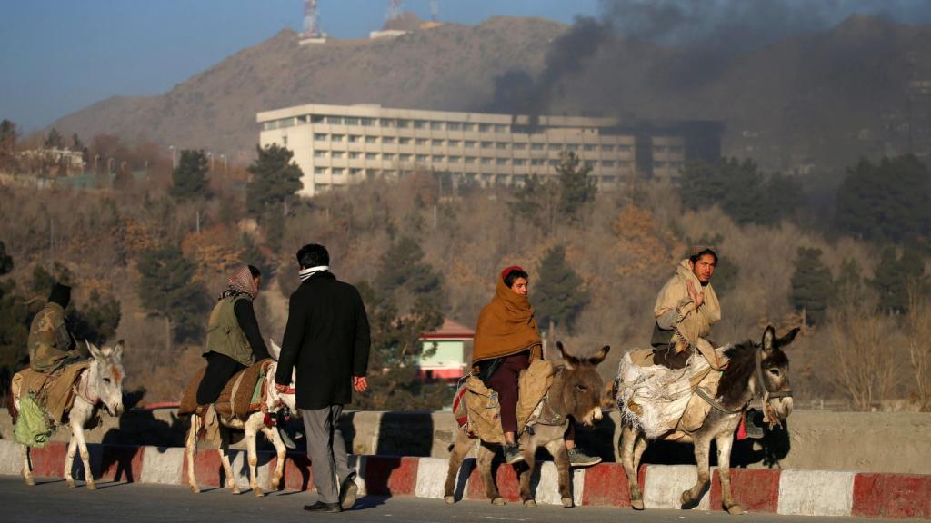El humo se eleva en el hotel de lujo atacado