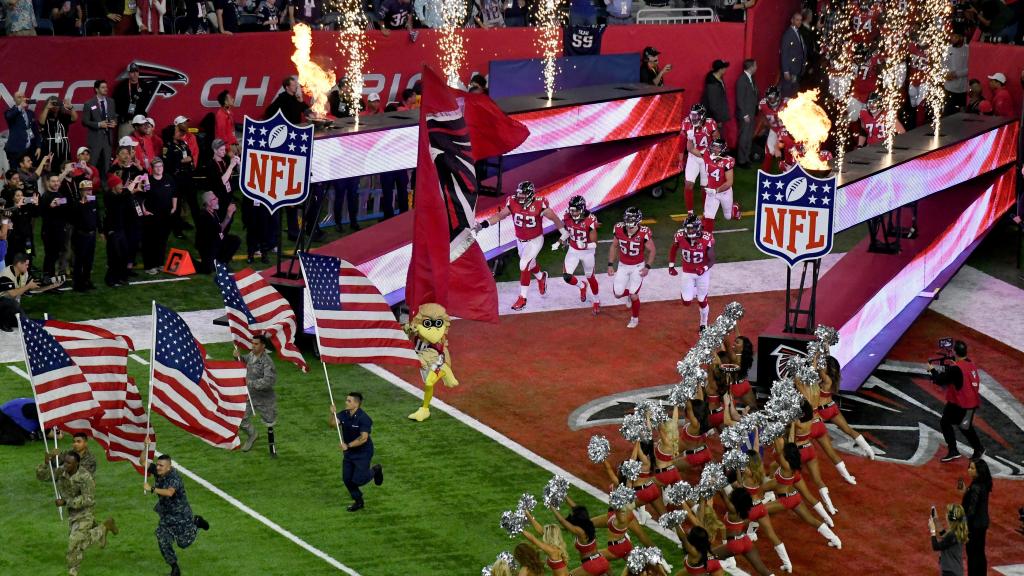 Los Atlanta Falcons salen al campo en la SuperBowl LI.