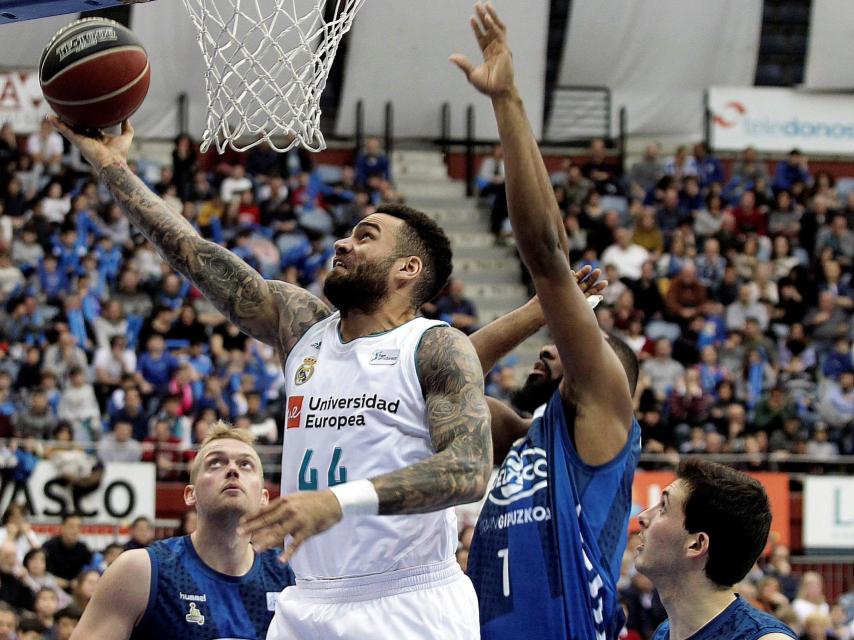 Jeff Taylor entra a canasta ante el Delteco GBC donostiarra.