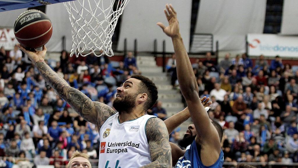 Jeff Taylor entra a canasta ante el Delteco GBC donostiarra.