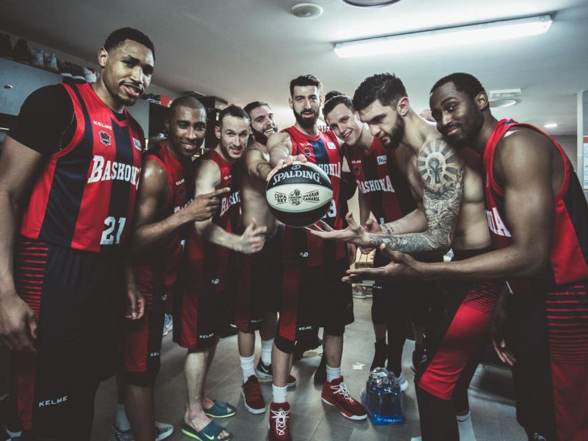 Los jugadores del Baskonia celebran su clasificación copera.