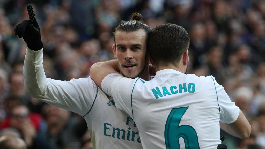 Gareth Bale se abraza con Nacho. Ambos marcaron dos goles al Deportivo.