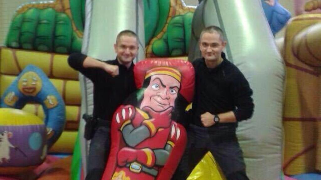 Roi y Bernardo son gemelos. Uno de ellos está retirado. El otro es profesor de tiro en la Academia de Policía de Ávila.