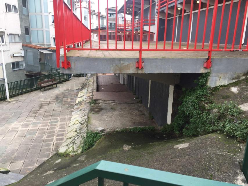 Según los vecinos, los jóvenes delincuentes vigilaron a la pareja agazapados en este porche