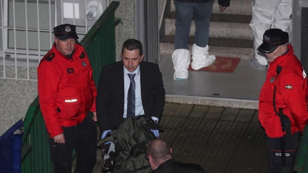 Los servicios funerarios sacan el cuerpo de una de las víctimas del inmueble